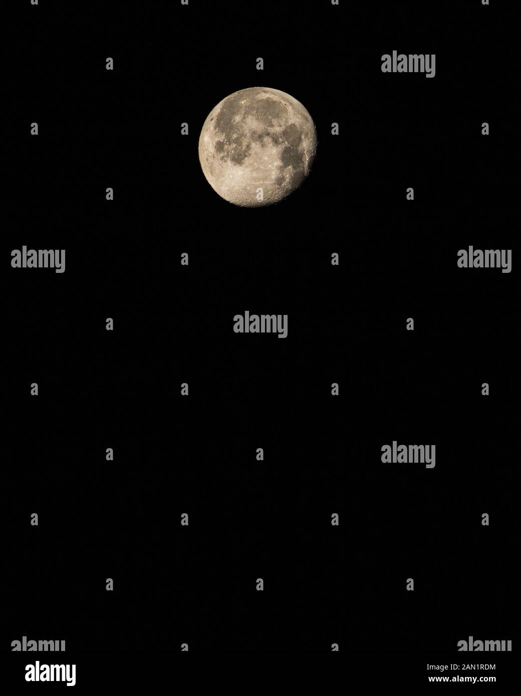 Schöne Aufnahme der erste Vollmond des Jahres 2020 mit schwarzen Himmel - Wolf Mond Stockfoto