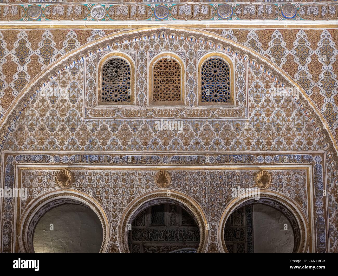 Mehrere muslimische Bögen schmücken die hochverzierte Salón de Embajadores, die ursprünglich für Empfänge und große Gerichtssammlungen im Echten Alcázar verwendet wurde. Stockfoto