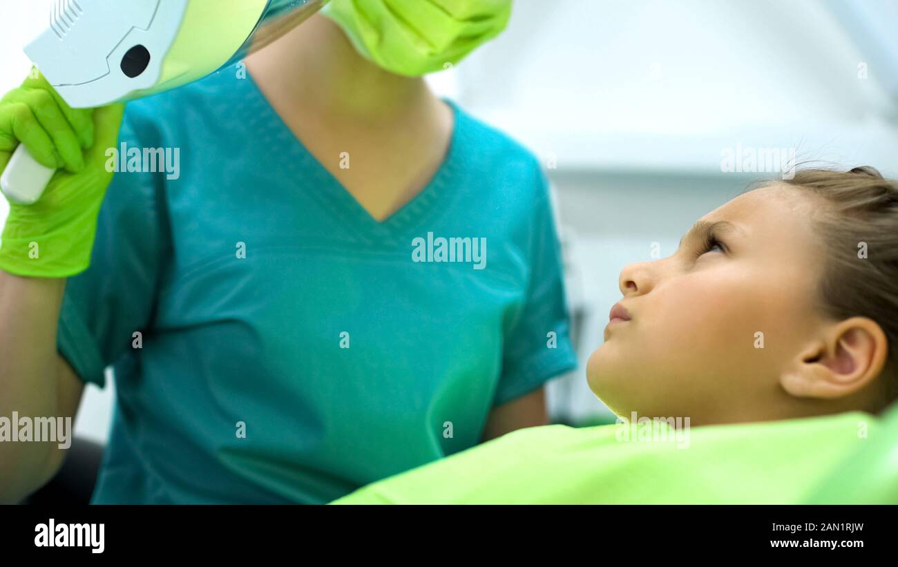 Teenager in der pädiatrischen Zahnarzt suchen, Bohren Angst, Karies  entfernen Stockfotografie - Alamy