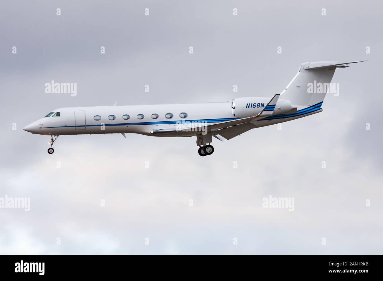 FRANKFURT/Deutschland - Dezember 4, 2012: Gulfstream G-V-SP G 550 N 168 NJ private Business Jet Landung am Flughafen Frankfurt Stockfoto