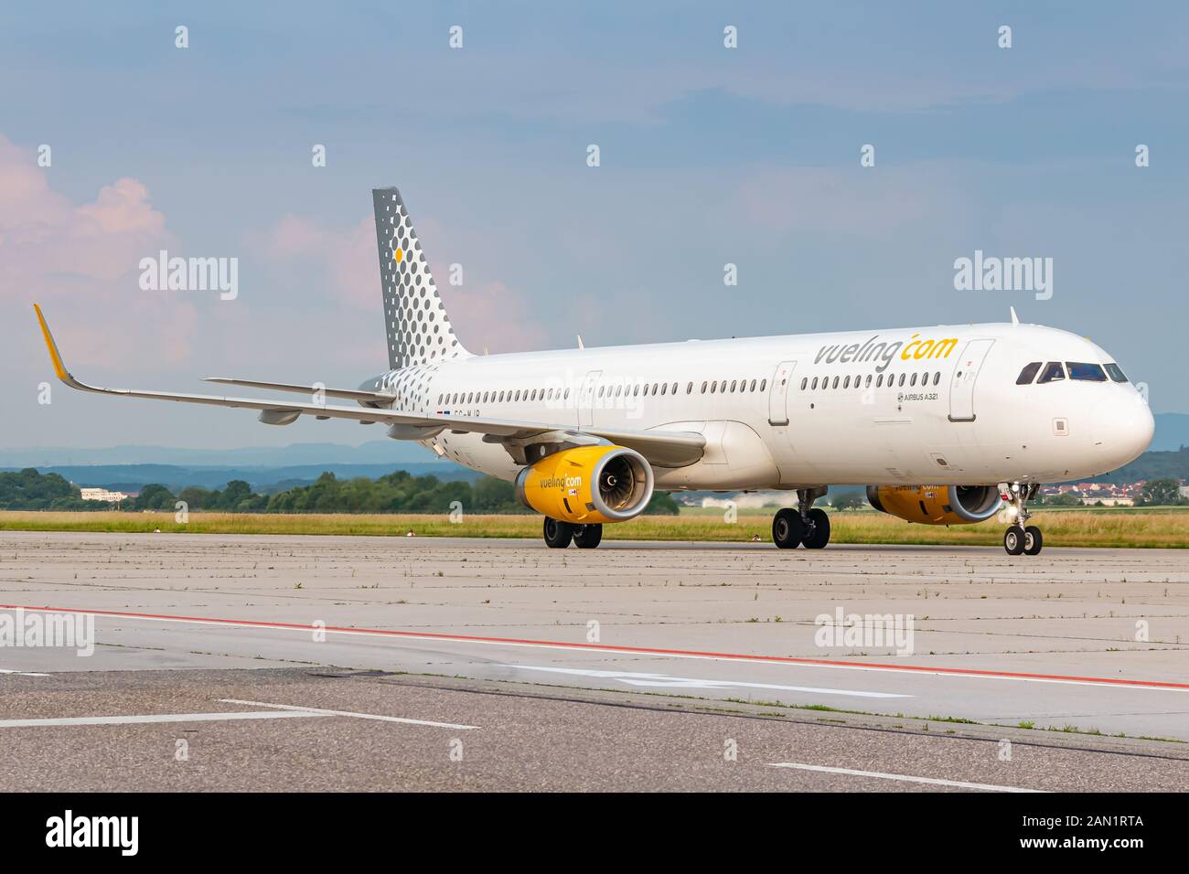 Stuttgart, Deutschland - Juni 6, 2018: Vueling Airbus A321 Flugzeug am Flughafen Stuttgart (STR) in Deutschland. Airbus ist ein Hersteller von Flugzeugen aus Toulous Stockfoto