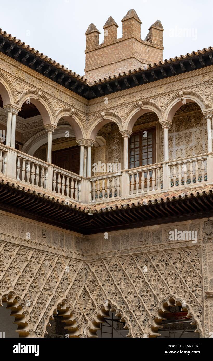 Eckdetails von polyloben und klassischen Bögen der Terrasse de las Doncellas und der Galeria Alta des Palacio del Rey Don Pedro im Echten Alcázar. Stockfoto