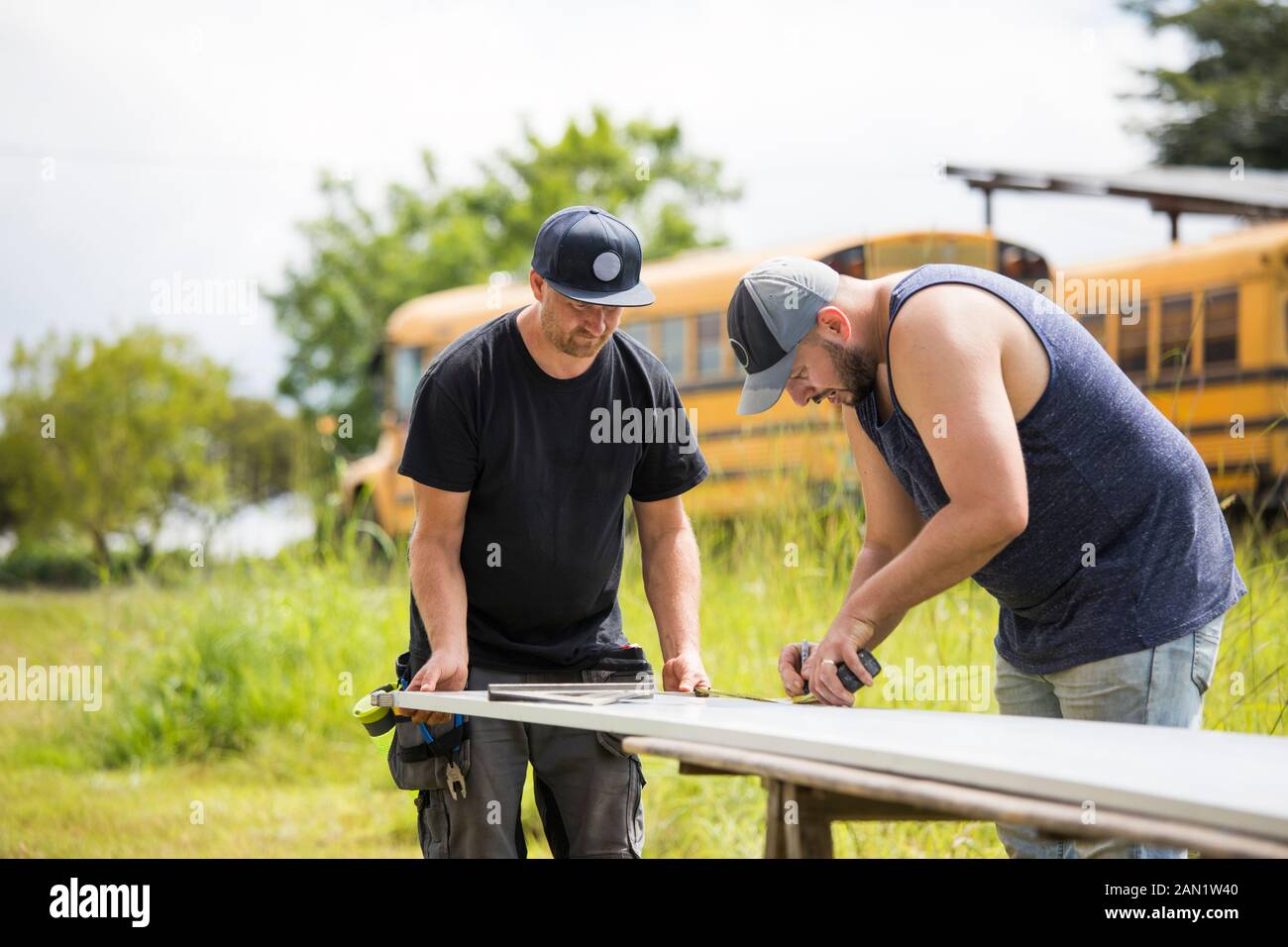 Zwei Männer arbeiten, um Sonnenkollektoren zu montieren. Stockfoto