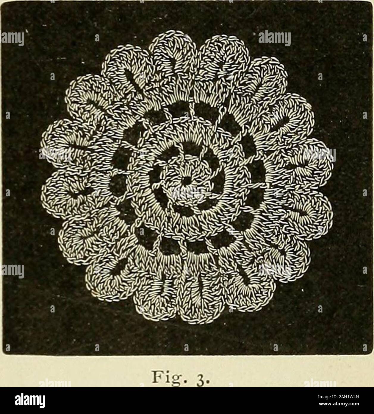 Eine Abhandlung über die Herstellung von Spitzen, Stickereien und Nadelarbeiten mit irischen Flachsfäden . gleich oben, bis es 6 Grate auf der falschen Seite und 5^ auf der rechten Seite gibt. Arbeiten Sie immer im hinteren Teil des ST, wie in den gerippten Tischmatten auf Seite 43 der Barbours Prize Series, Nr. 1 beschrieben. Beide Seiten des Blattes sind also gleich, mit der Erregung, dass die 6. Rippe auf der rechten Seite nicht abgeschlossen ist. In der Reihe machen Sie den 1. Der 3 sts an der Spitze, 1 sc an der Mittelofscallop von 14 tc der Mitte, dann 2 dc an der gleichen Stelle wie 1. dc, und füllen Sie die Reihe aus. Fügen Sie wie bisher eine weitere Lamelle zum Prece-ce hinzu Stockfoto