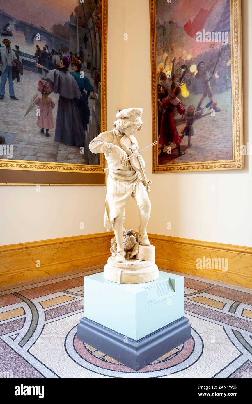 Adrien Gaudez' Gipsskulptur von Jean-Baptiste Lully - einem Kinder-Wundermusiker - König Ludwigs XVII. Liebling, im Petit Palais, Paris, Frankreich Stockfoto