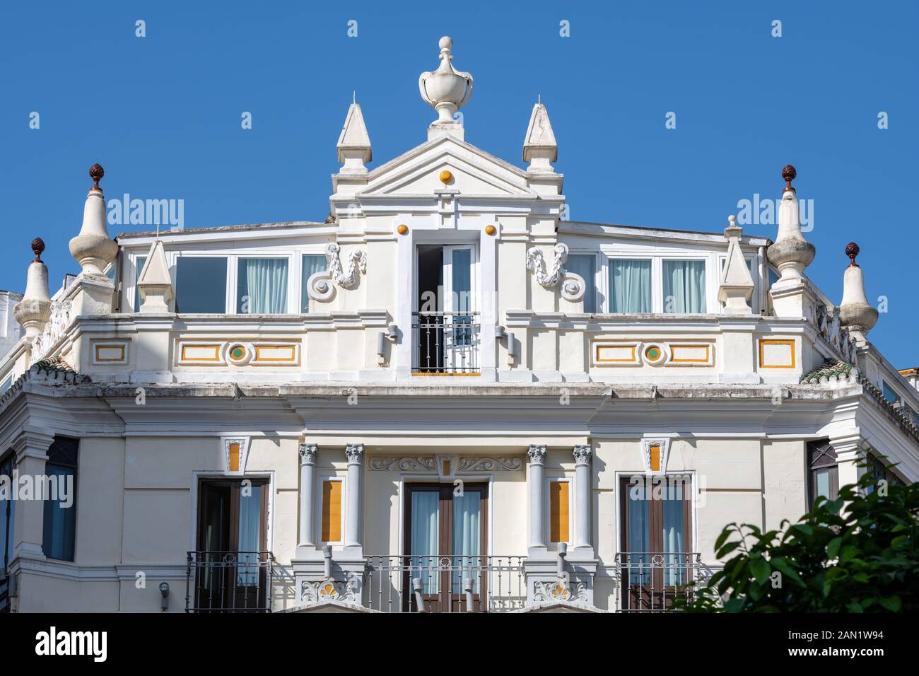 Eine verzierte Urne und pyramidale Obelisken schmücken den Hauseingang des Hotels Petit Palace Canalejas in der Calle Canalejas, Sevilla Stockfoto