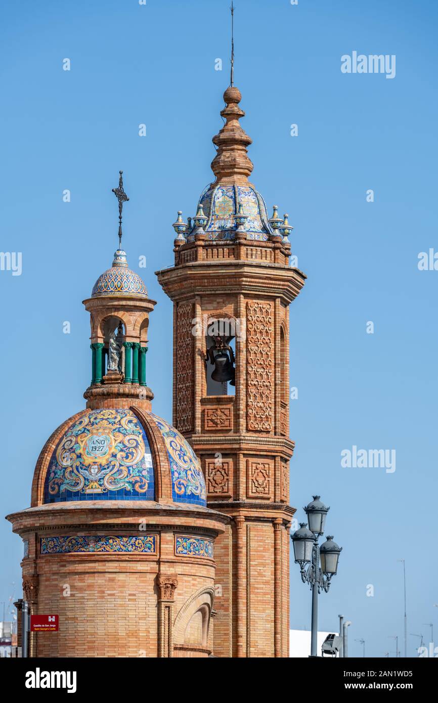 Die prunkvolle Kuppel und der achteckige Kirchturm von Aníbal González Álvarez-Ossorio's Capillita del Carmen de Puente de Triana aus dem Jahr 1927, einer winzigen Kapelle in Sevilla. Stockfoto