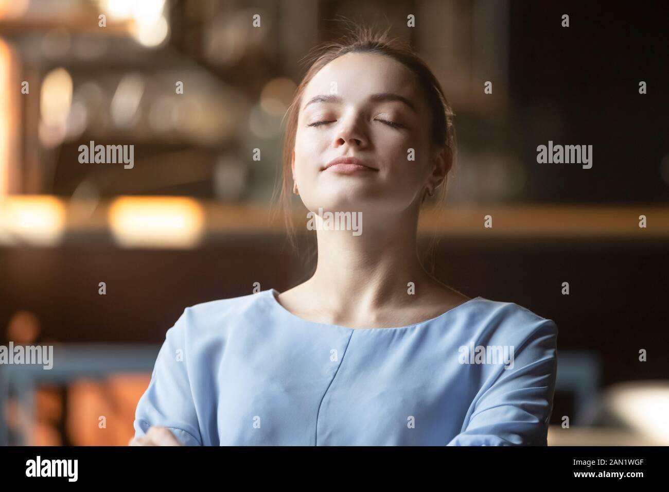 Ruhige junge Frau entspannen sich mit geschlossenen Augen träumend Stockfoto