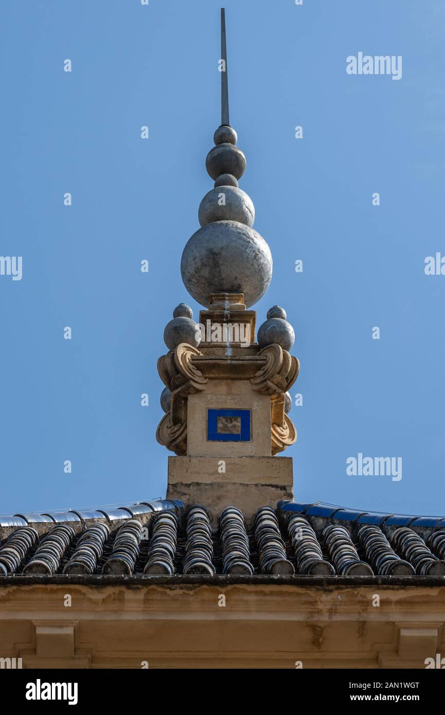 Neun Steinorben schmücken das Dach eines Eckturms im Palacio de San Telmo. Das 17. C-Gebäude ist ein Beispiel für die spanische Architektur des Barock. Stockfoto