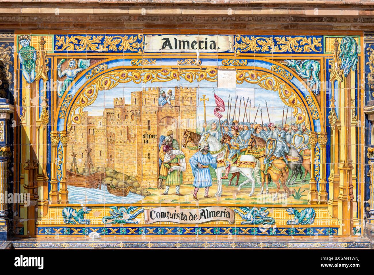 Eine von 48 Alkofen der Provinzen, auf der Plaza de España, mit ihrer hochverzierten Keramikfliesendekoration Sevillian Azulejos. Stockfoto