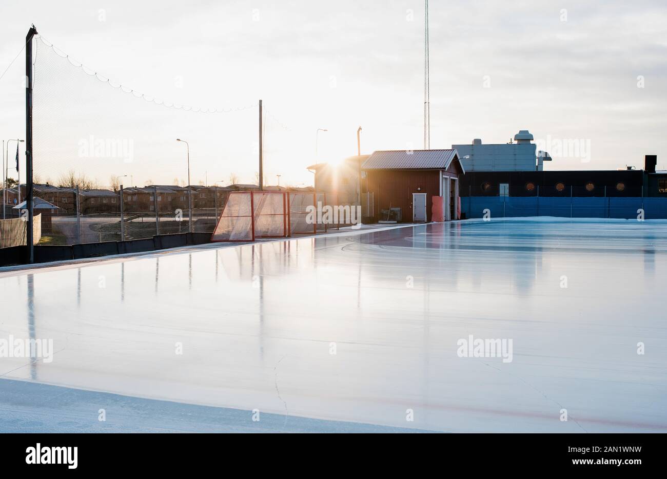Eine leere Eisbahn bei Sonnenuntergang in Schweden Stockfoto
