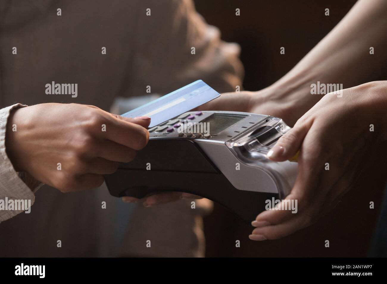 Nahaufnahme des Kunden, der mit der nfc-Methode mit der Karte bezahlt Stockfoto