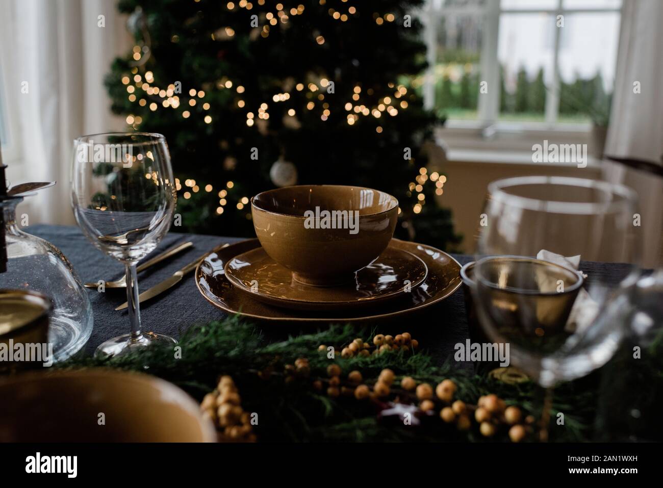 Setzen Sie die Einstellung auf eine dekorierte festliche Tischkulisse Stockfoto