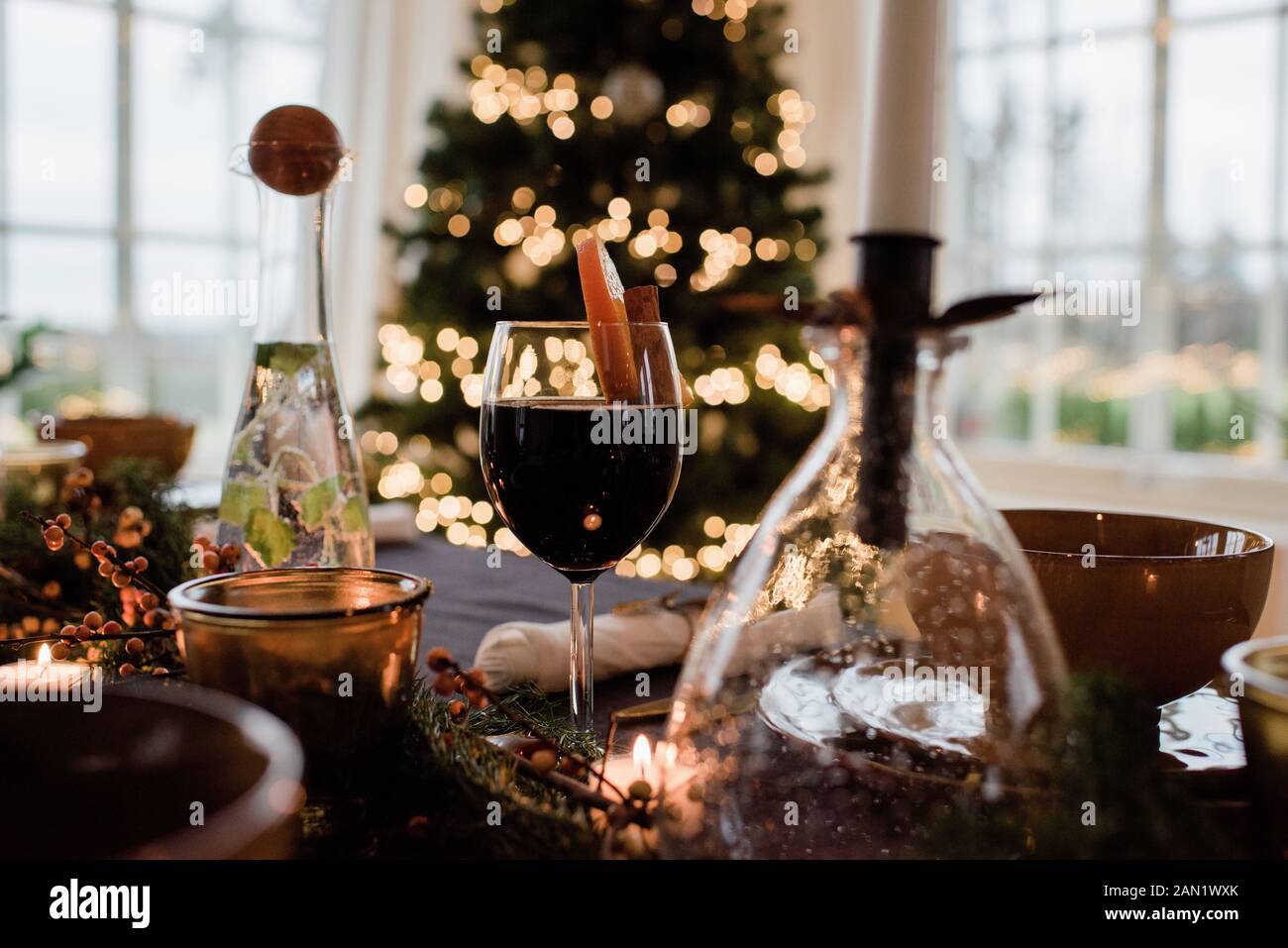 Traditionelles schwedisches Glogg-Getränk auf einem dekorierten Tisch zu Weihnachten Stockfoto