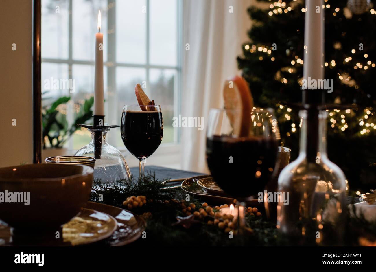 Traditionelles schwedisches Getränk Glühwein, glogg auf einem Tisch zu Weihnachten Stockfoto