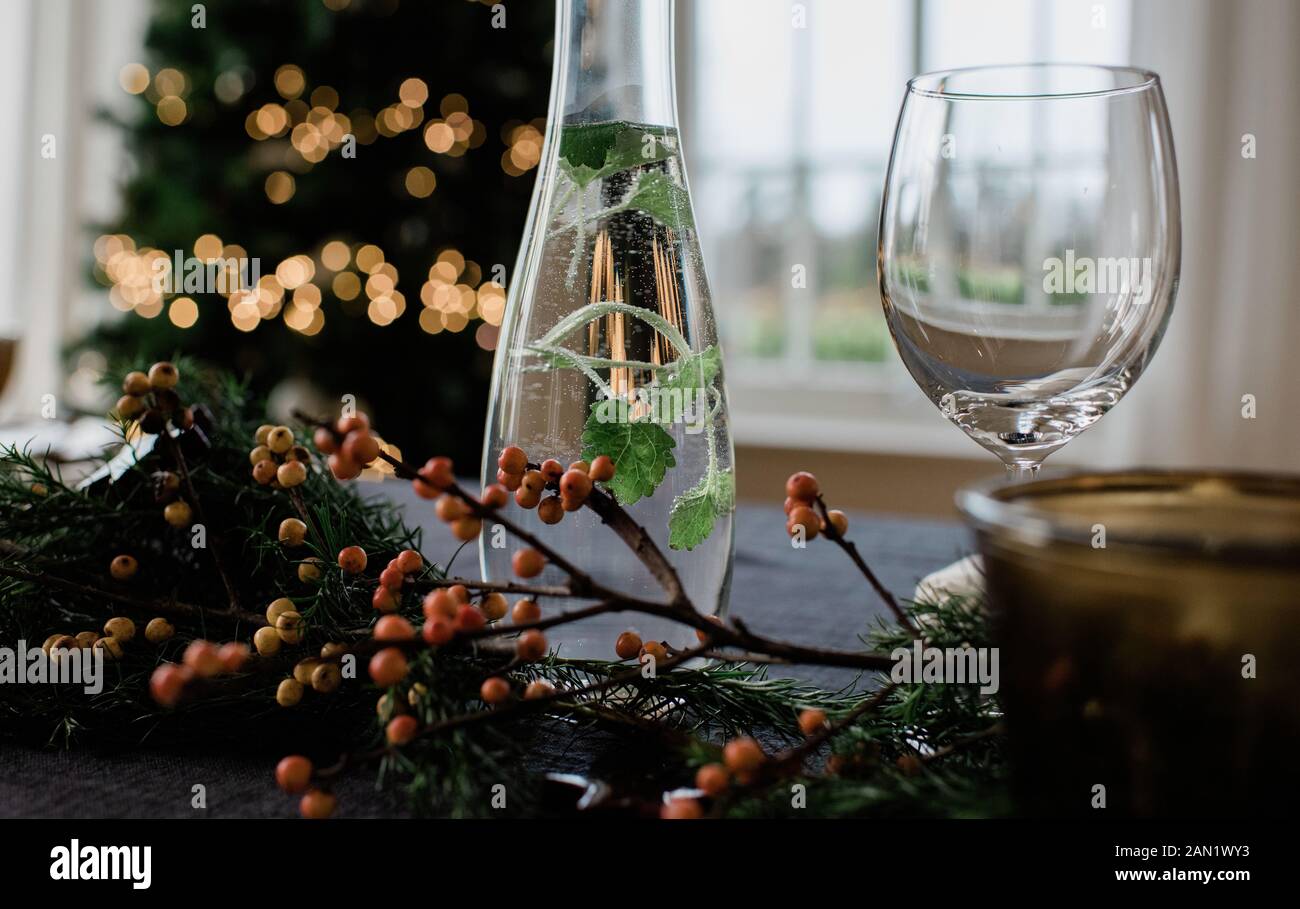 Aromatisiertes Wasser in einer Vase auf einem dekorierten Esstisch zu Weihnachten Stockfoto