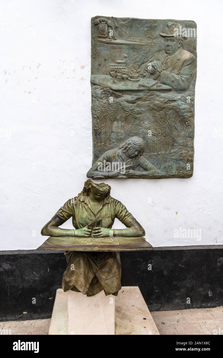 Eine Skulptur der Dichterin Emily Dickinson, die ihr berühmtes Zitat zeigt: "Wenn ich mich körperlich fühle, als ob die Spitze meines Kopfes weggenommen würde, dann weiß ich, dass das Poesie ist" Stockfoto