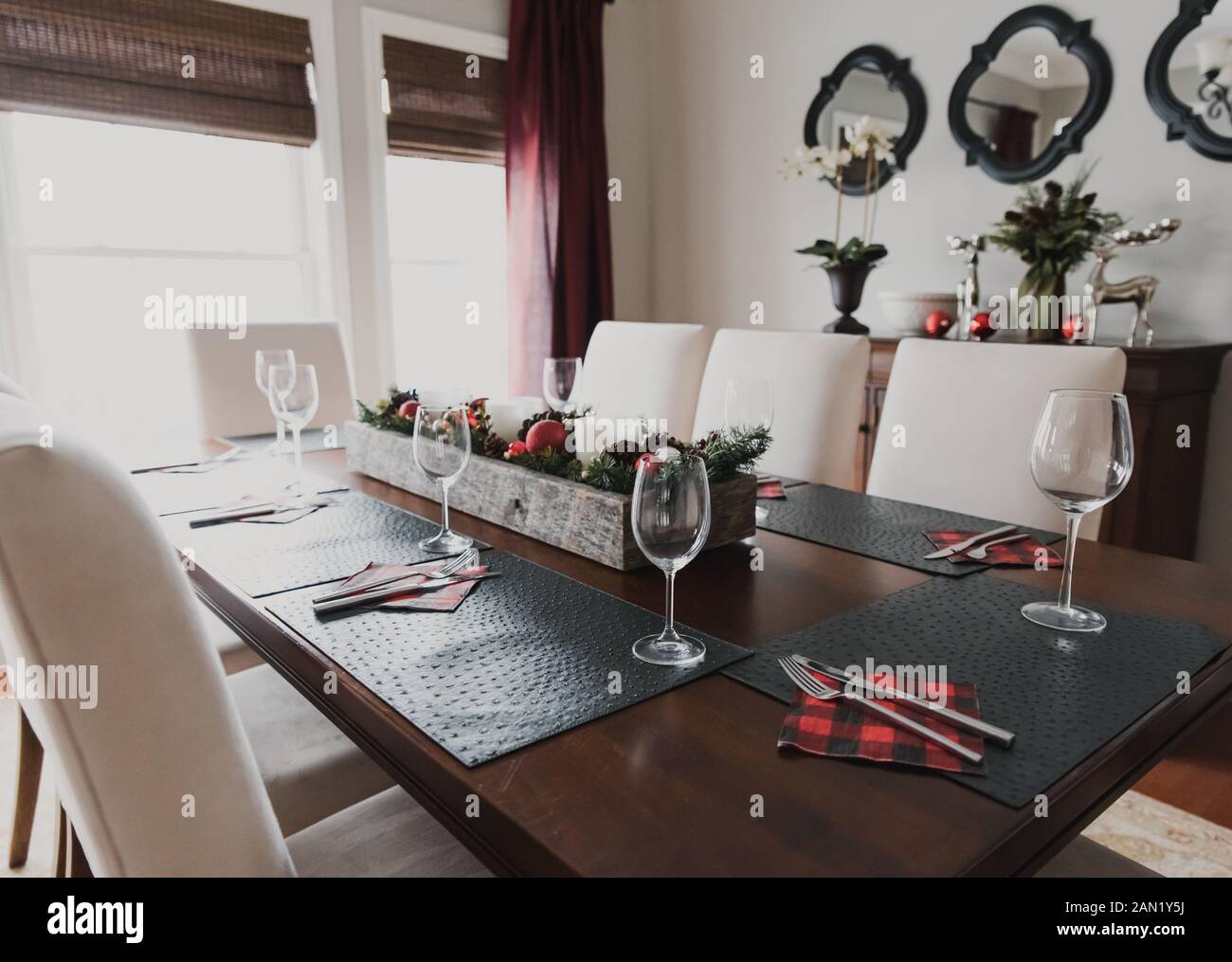 Tischset für ein formelles Weihnachtsessen im Speisesaal. Stockfoto