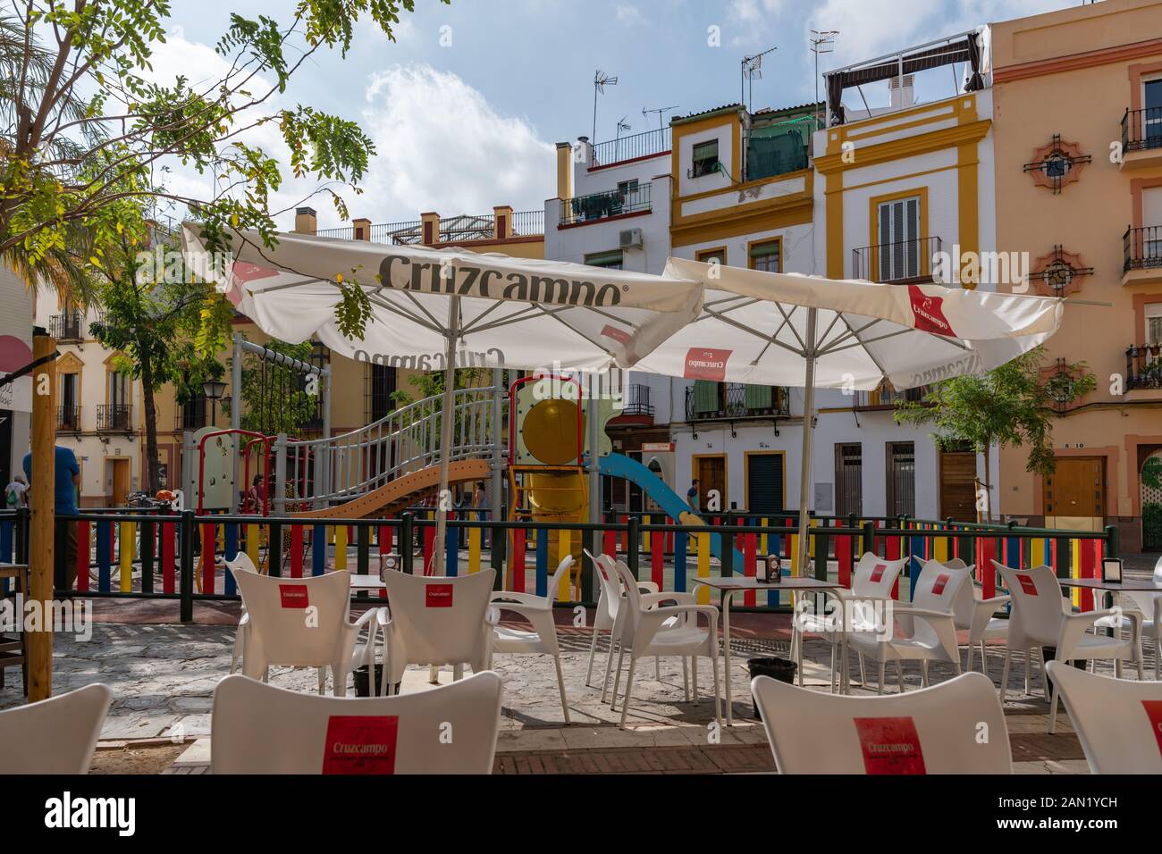 Ein buntes Kinderspiel von Bodega La Platzoleta auf der Plaza San Juan de la Palma in Sevilla Stockfoto