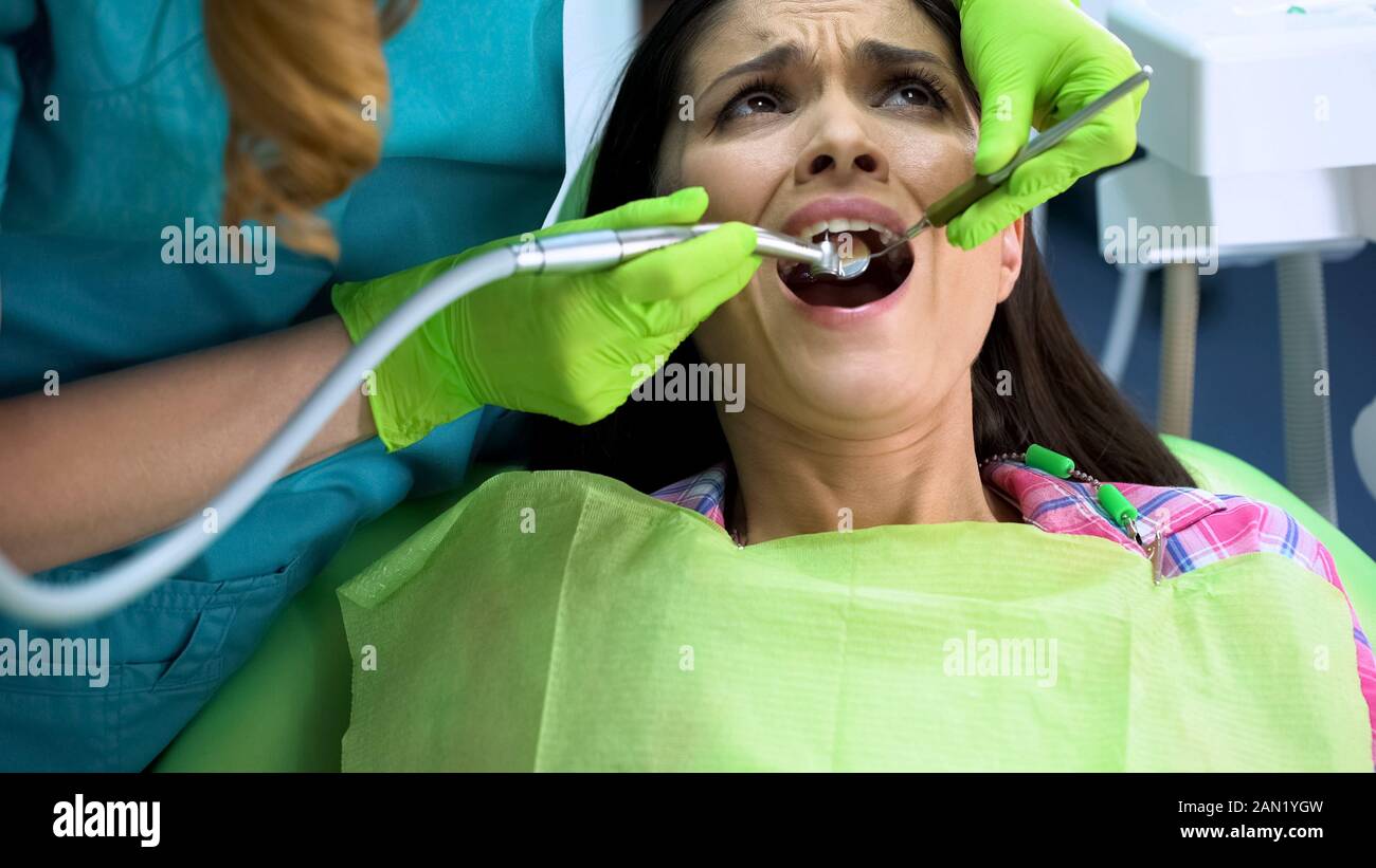 Zahnarzt bohren Angst Frau Zahn Karies und Plaque-entfernung Mundhöhle  Gesundheit Stockfotografie - Alamy