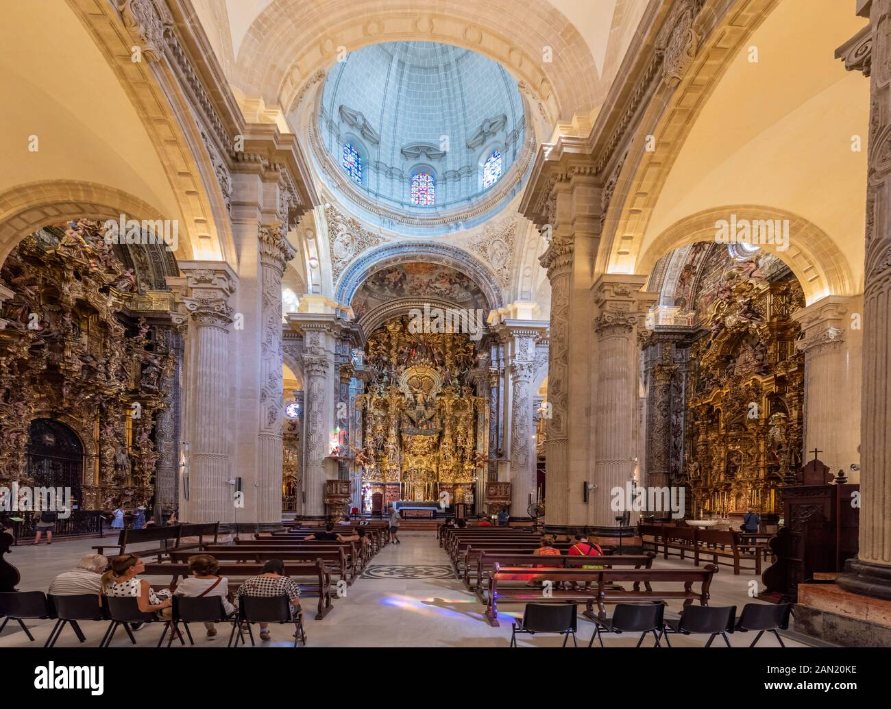 Hauptkapelle, Sakristei und drei der 14 prächtigen Altarbilder in Iglesia Colegial del Salvado, Sevilla Stockfoto