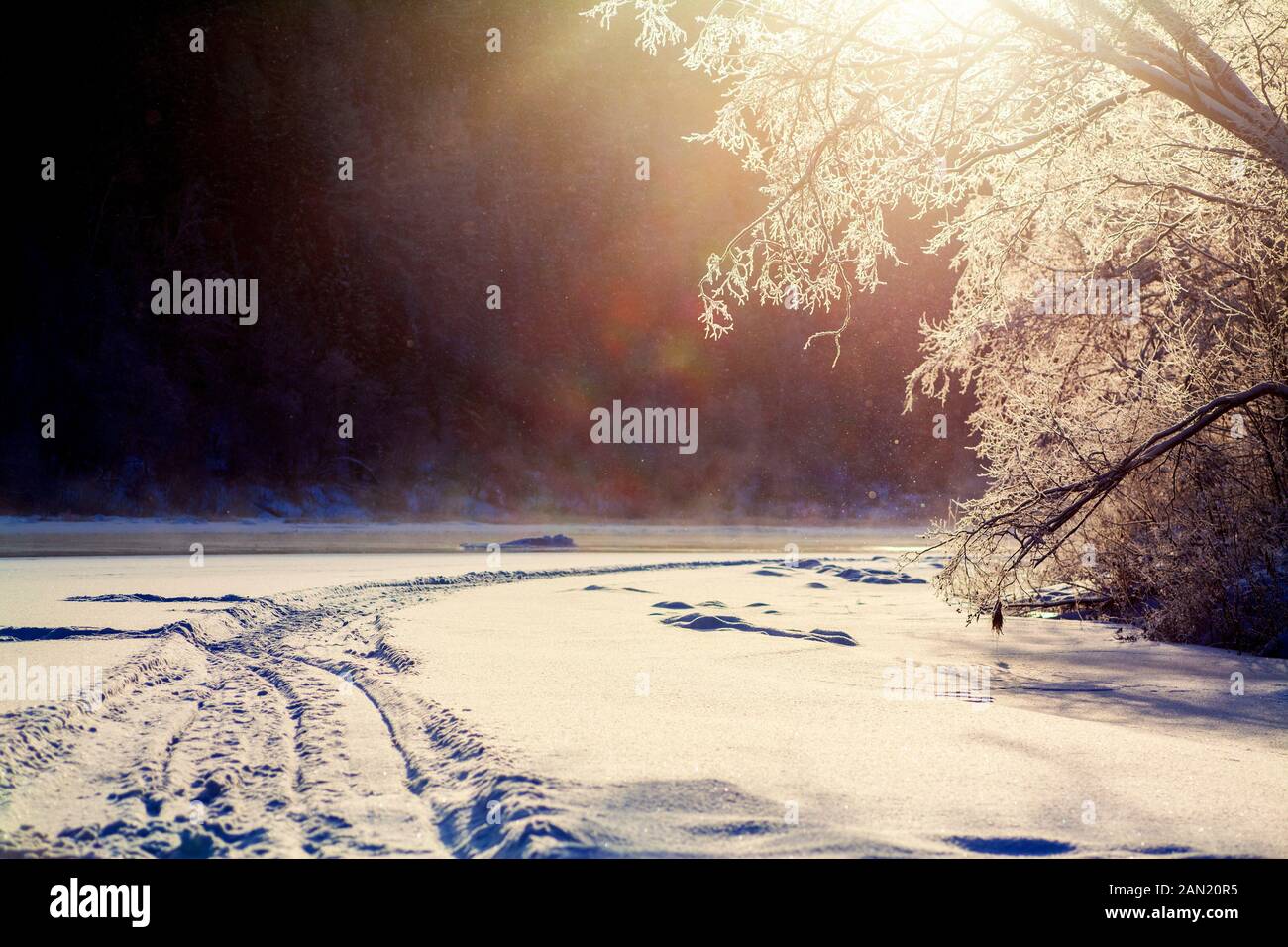 Ural Winterlandschaft. Sonniger frostiger Tag auf dem Fluss Stockfoto