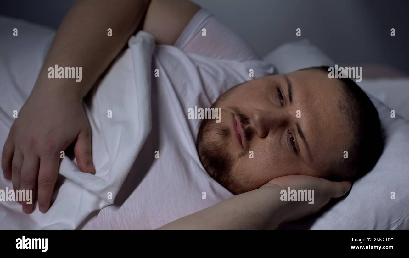 Übergewicht Mann im Bett, schlafen, Gesundheit Störungen, Schlaflosigkeit, Angstzustände Stockfoto