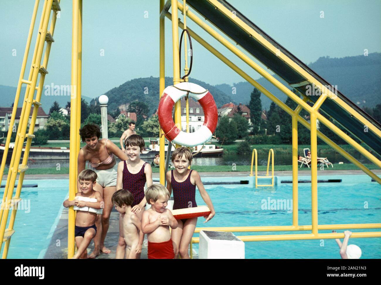 Kinder posieren am 13. Juli 1970 im Rheinland in einem Schwimmbad in Deutschland für ein Foto. Stockfoto