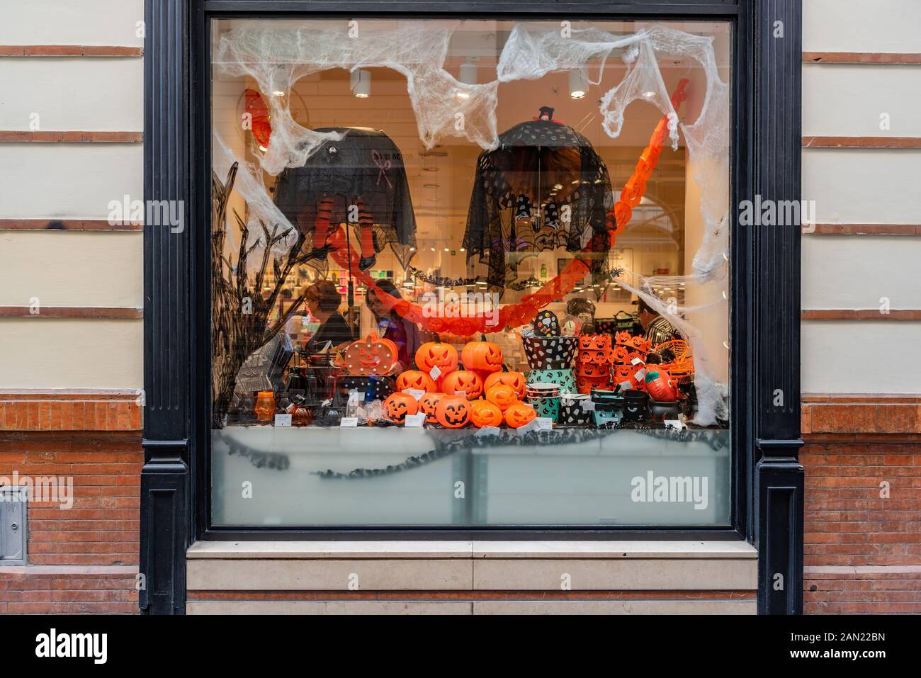 Ein buntes Halloween-Display in einem Schaufenster in Sevilla Stockfoto