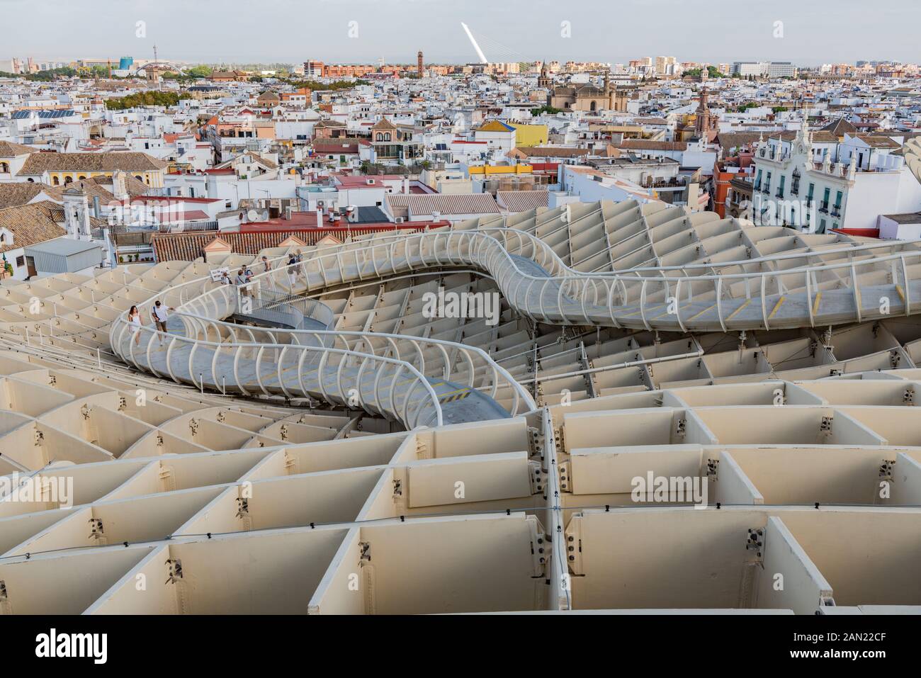 Der Dachsteg rund um den Metropol-Sonnenschirm von Jurgen Mayer bietet einen Panoramablick über Sevilla Stockfoto