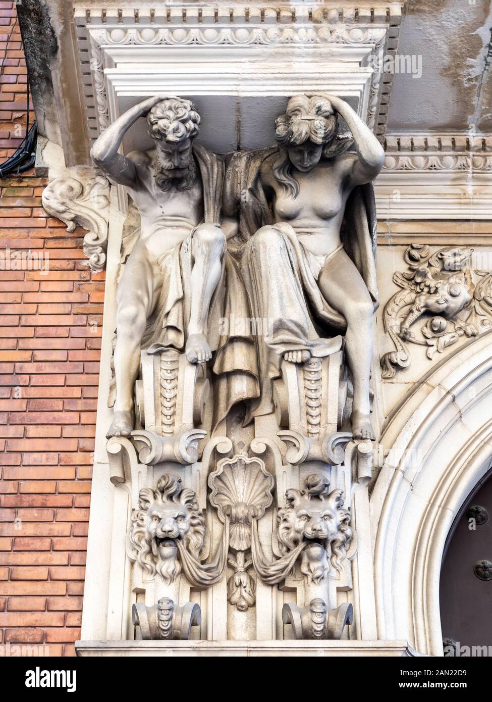 Eine aufwendige spanische Barockschnitzerei unterstützt einen Balkon über dem Eingang des La Flamenka Hostels in der Calle Reyes Católicos, Sevilla Stockfoto