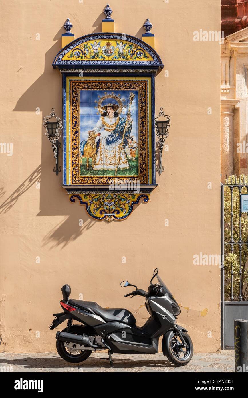 Eine bunte Azulejos-Plakette der Heiligen Anne schmückt den Eingang zur Iglesia de Santa Ana, der ältesten Pfarrkirche Sevillas, die aus dem Jahr 1276 stammt. Stockfoto