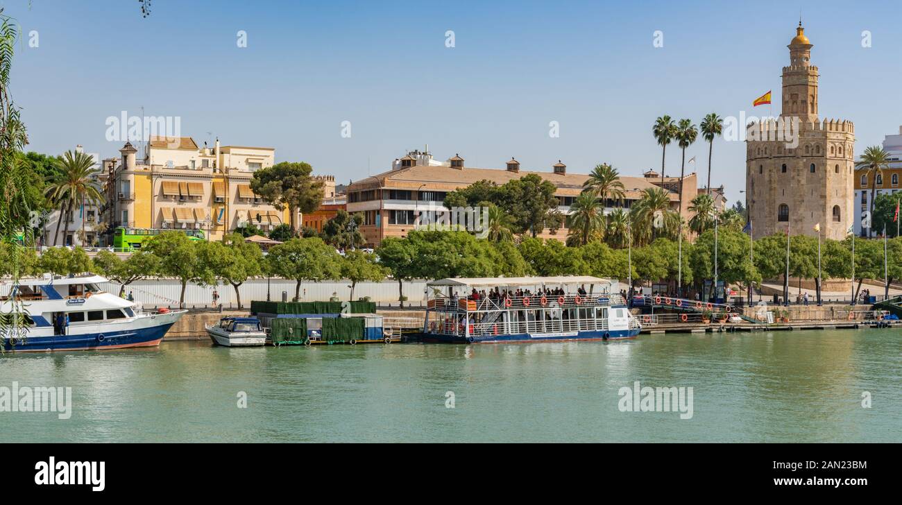Sevillas Wachturm Torre del Oro mit Blick auf die Bootsstege am Nordufer des Flusses Guadalquivir. Stockfoto