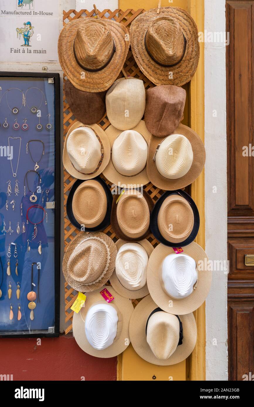 Stroh und Panama Hüte zum Verkauf auf einem Brett vor einem Geschäft in Pasaje de Andreu in Santa Cruz, Sevilla Stockfoto