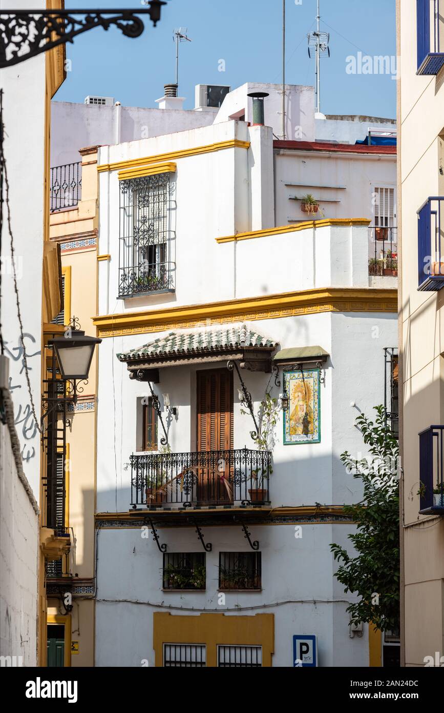 Ein kunstvoller Baldachin sitzt über einem dekorierten schmiedeeisernen Balkon auf einem weiß getünchten Haus in der Calle de Doña María Coronel Stockfoto