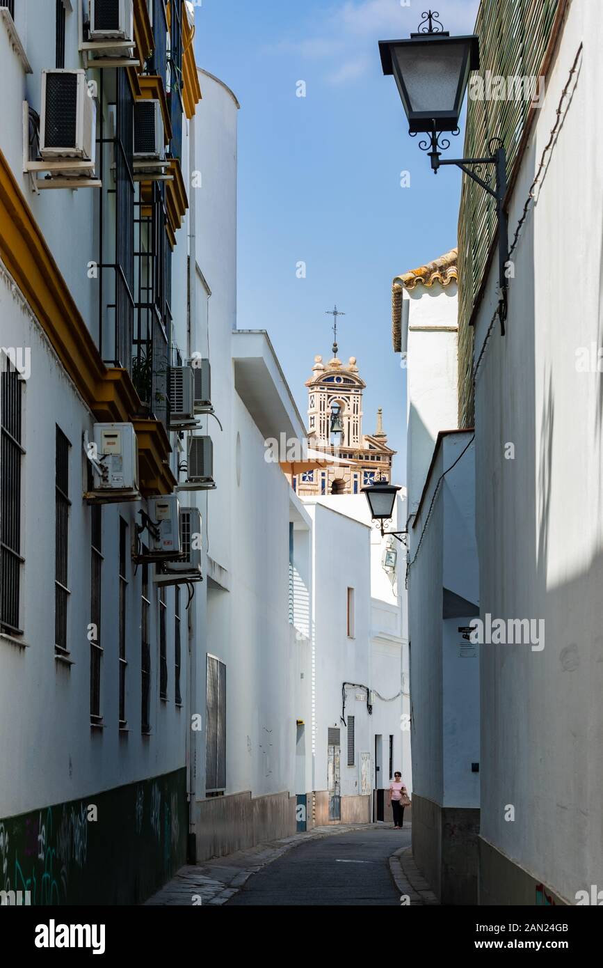 Die Belle der Schule Convento de Santa Isabel erhebt sich über den weiß getünchten Häusern, die die enge, gewundene Calle Santa Paula sägen. Stockfoto