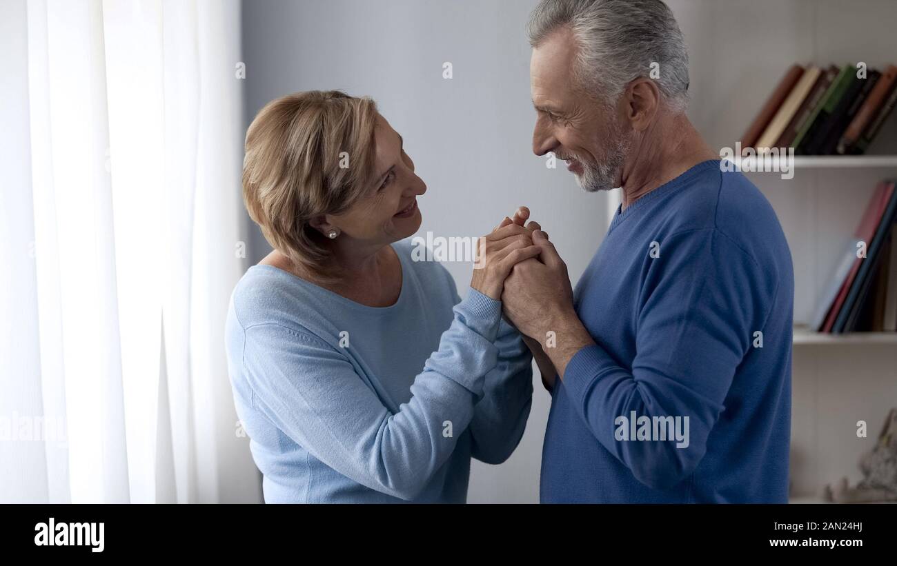 Happy Aging Paar an jedem anderen suchen und lächelnd, vertrauensvolle Beziehung Stockfoto