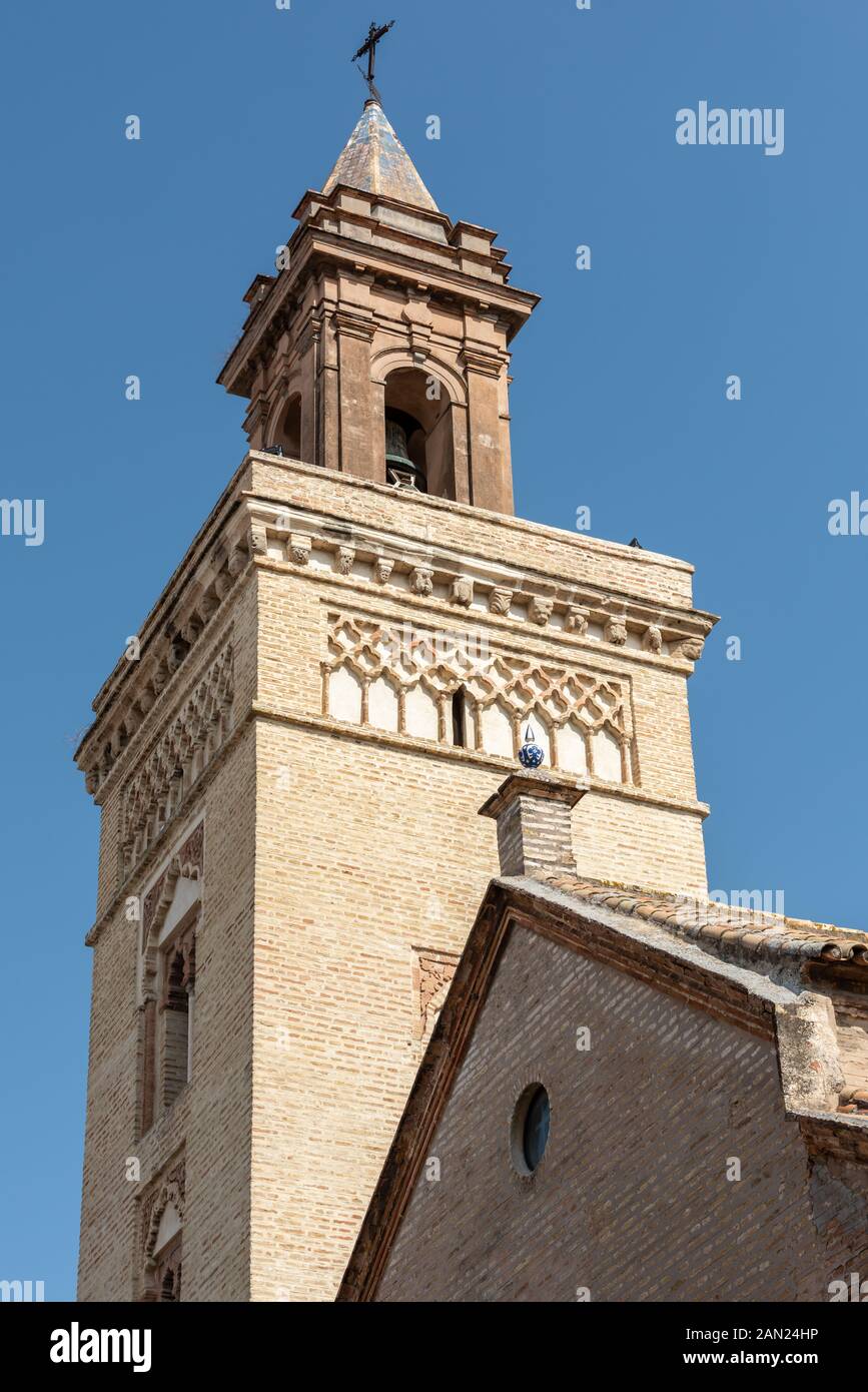 Der Giralda-ähnliche Turm von Iglesia de San Marcos, der auf einem früheren Minarett basiert, ist eines von mehreren Mudejar-Merkmalen der Sevillianischen Kirche aus dem 14. Jahrhundert. Stockfoto Der Giralda-ähnliche Turm von Iglesia de San Marcos, der auf einem früheren Minarett basiert, ist eines von mehreren Mudejar-Merkmalen der Sevillianischen Kirche aus dem 14. Jahrhundert. Stockfoto