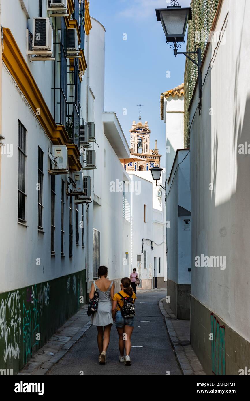 Die Belle der Schule Convento de Santa Isabel erhebt sich über den weiß getünchten Häusern, die die enge, gewundene Calle Santa Paula sägen. Stockfoto