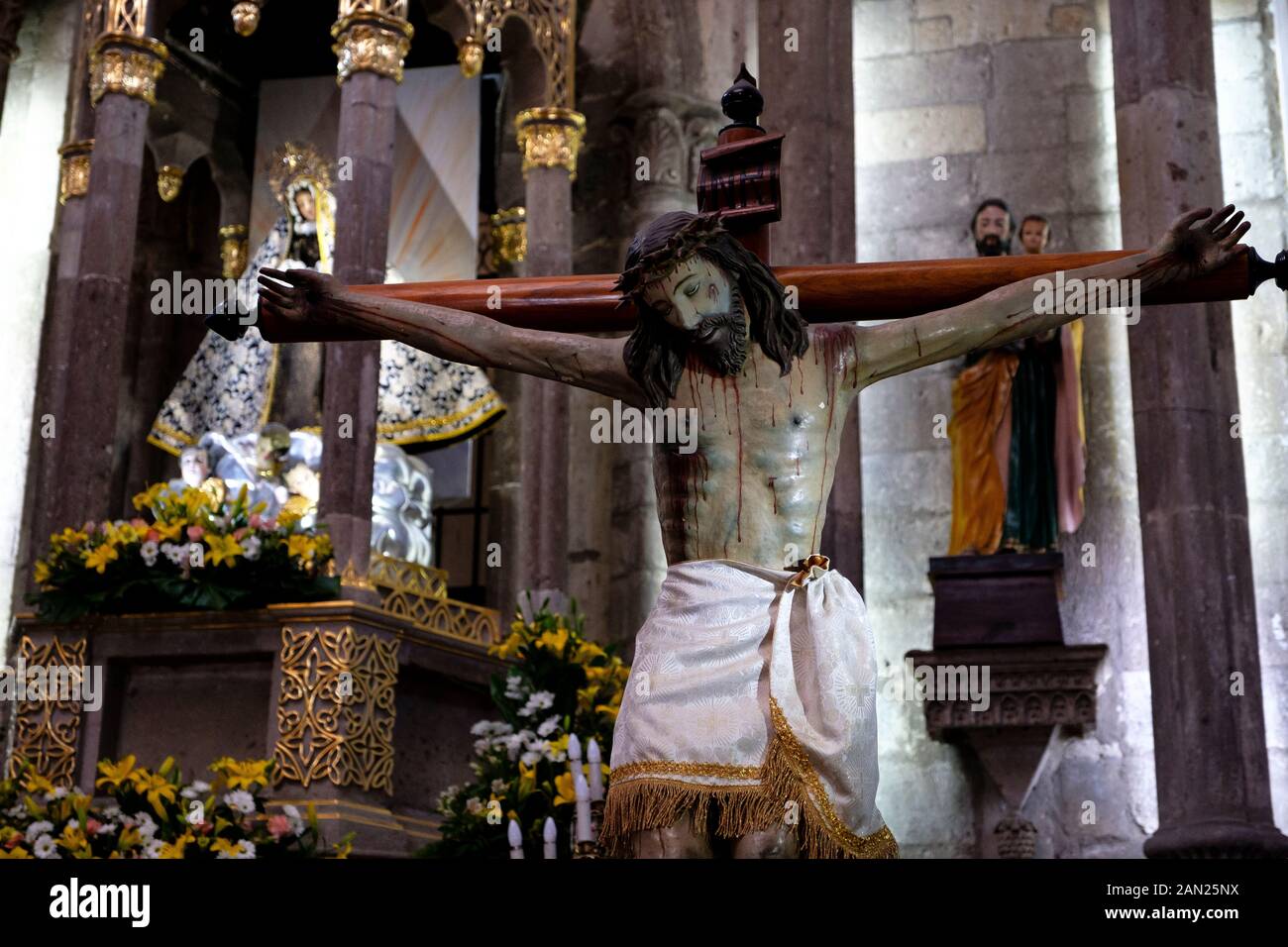 Der gekreuzigte Jesus am Kreuz in der Kirche St. Peter in Tlaquepaque, Mexiko Stockfoto