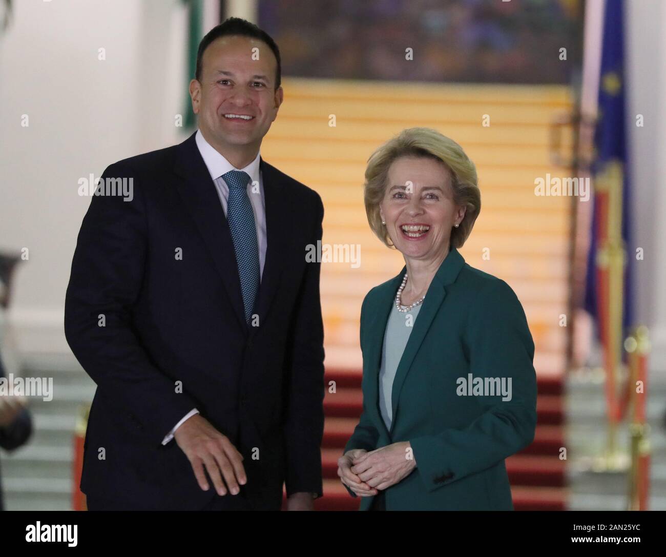 Der taoiseach Leo Varadkar ist mit der Präsidentin der Europäischen Kommission, Ursula von der Leyen, in Regierungsgebäuden in Dublin zusammenkommen. Stockfoto