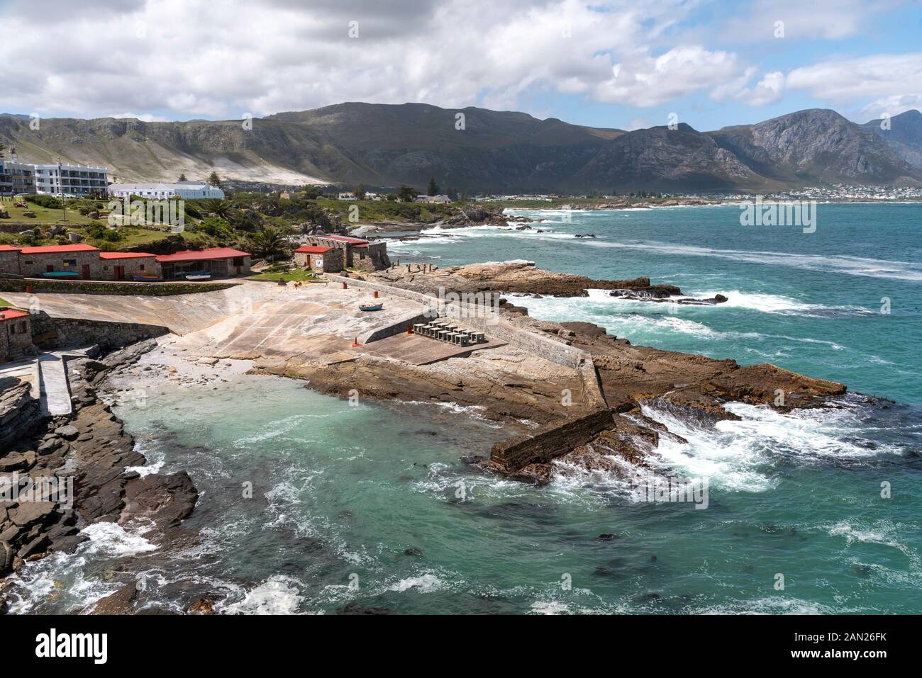 Hermanus, Westkaper, Südafrika. Dezember 2019. Der beliebte Badeort Hermanus vom Alten Hafen aus gesehen. Stockfoto