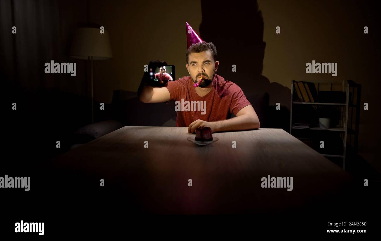 Einsamer junger Mann feiert Geburtstag unter selfie, Depression, einzelnes Leben Stockfoto