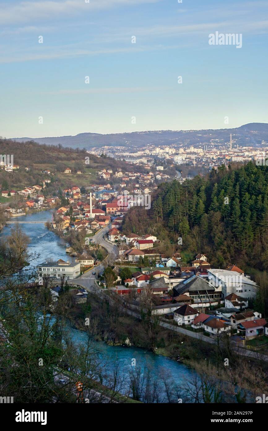 Gornji Seher oder, neuer serbischer Name Srpske Toplice, ist ein Unterarb von Banja Luka, der Stadt im Hintergrund. Stockfoto