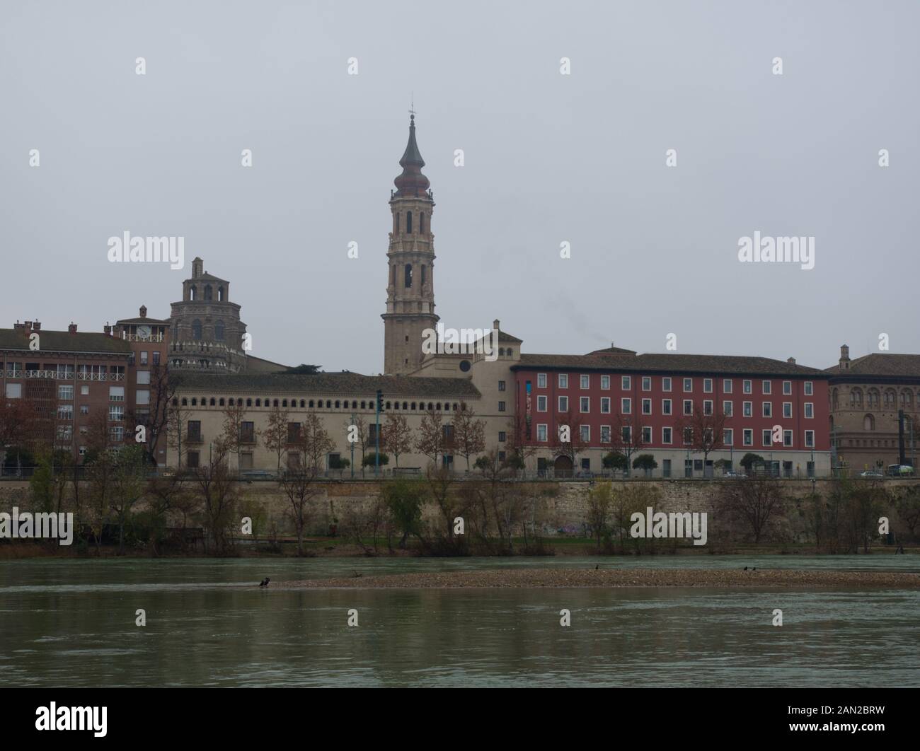 Glockenturm der Kathedrale Der Erretter als von der anderen Flussseite an einem nebligen Tag im Winter Zeit gesehen. Zaragoza, Spanien. Stockfoto