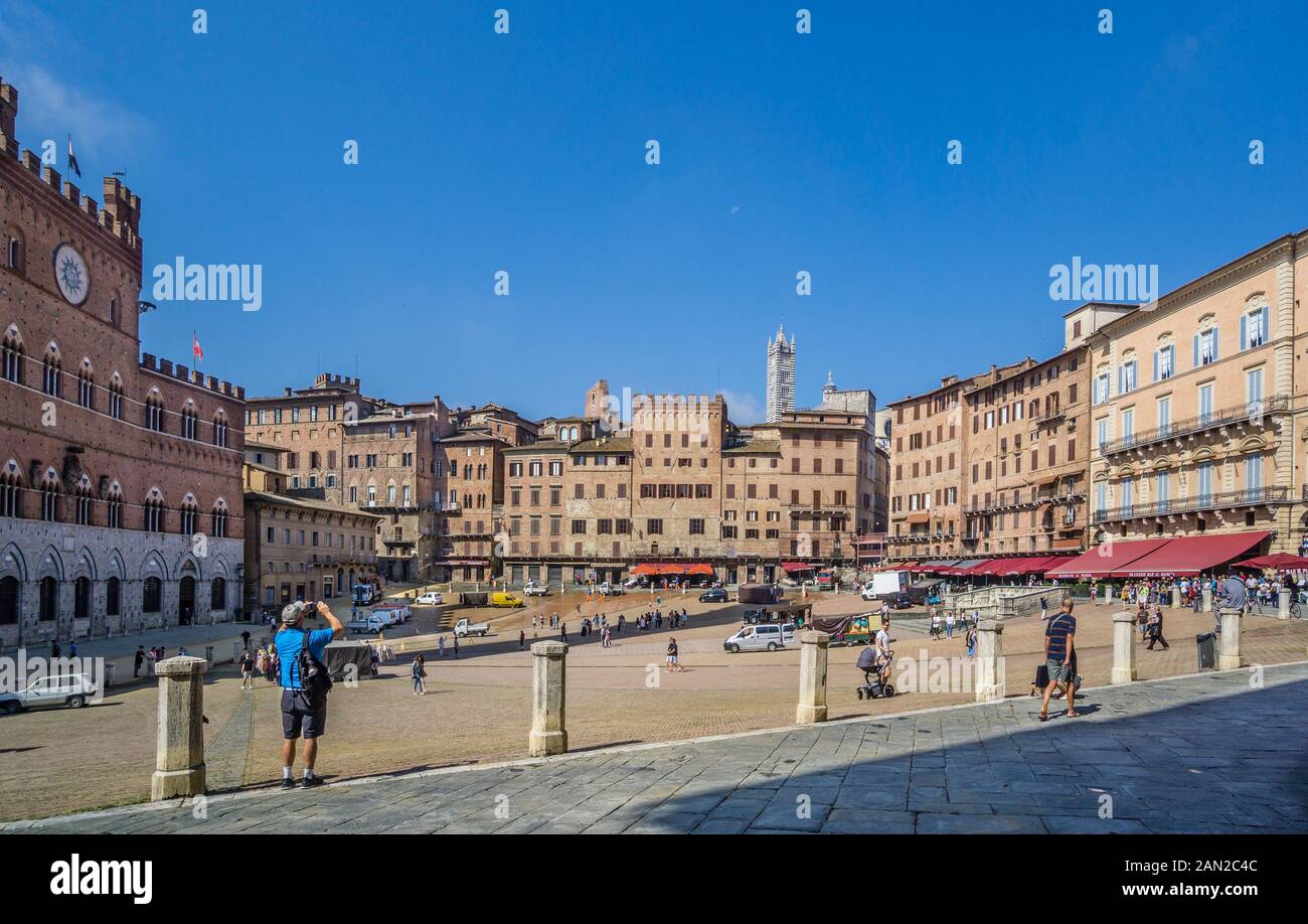 Piazza del Campo in Siena mit Palazzo Pubblico Rathaus, Siena, Toskana, Italien Stockfoto