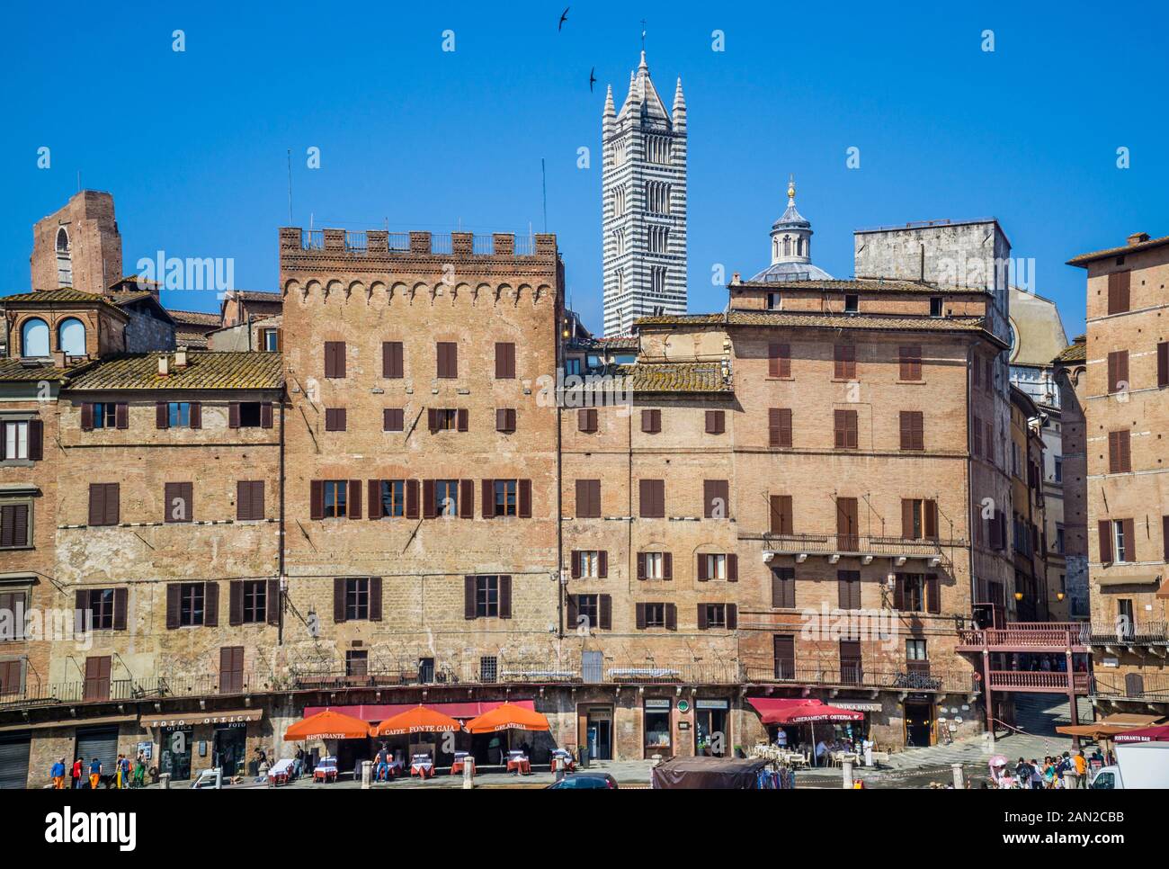 Palazzi Signorili (Herrenhäuser) zeichnen den enormen öffentlichen Raum der mittelalterlichen Piazza del Campo im historischen Zentrum von Siena vor dem Hintergrund Stockfoto