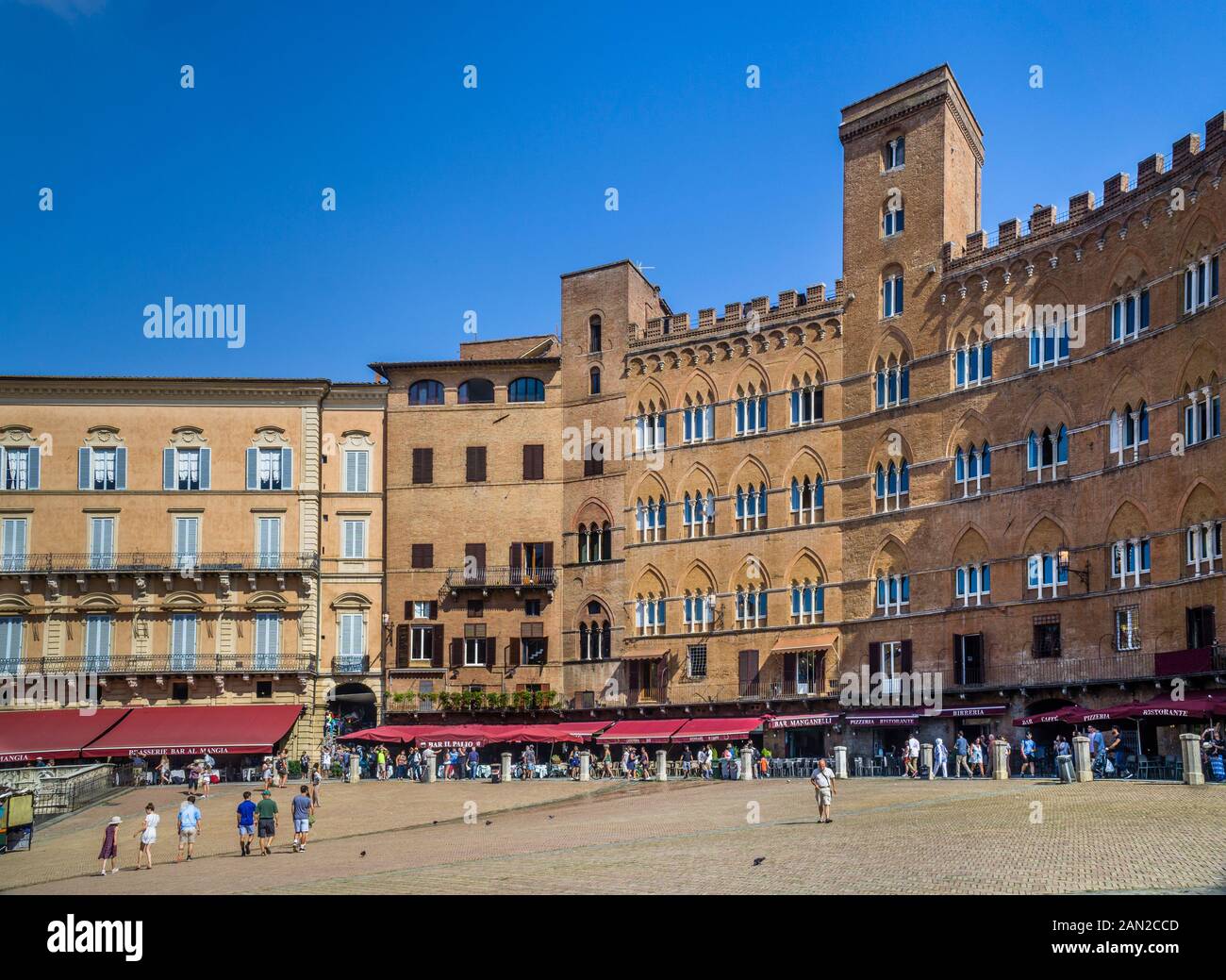 Palazzi Signorili (Herrenhäuser) umklingt den riesigen öffentlichen Raum der mittelalterlichen Piazza del Campo im historischen Zentrum von Siena, Toskana, Italien Stockfoto