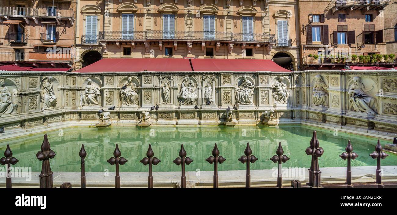 Gaia-Brunnen auf der Piazza del Campo in Siena, ein monumentaler Brunnen mit Relieffiguren Aus Altem Testament und Statuen wie Madonna & Kind, Siena, Toskana, Italien Stockfoto