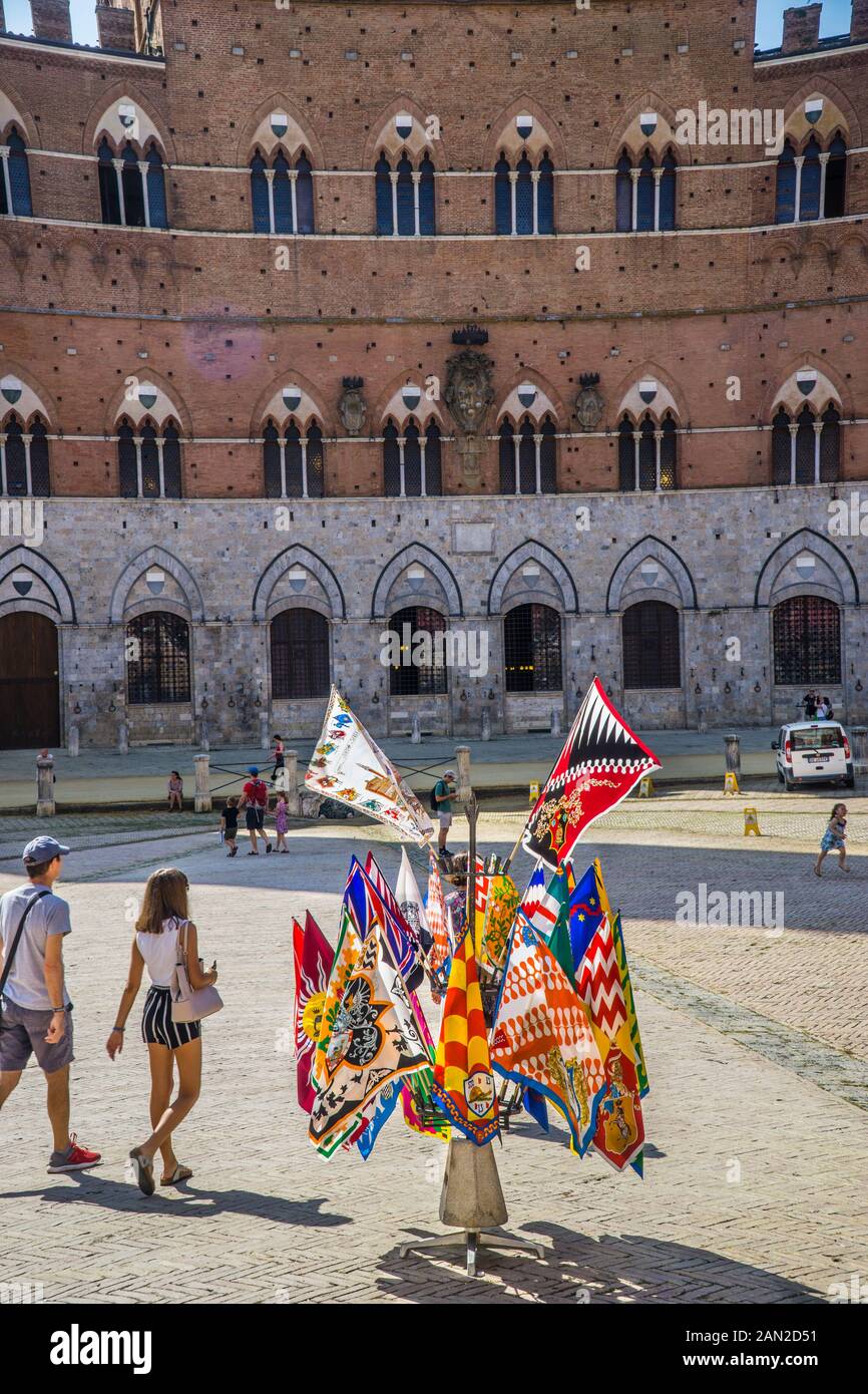Banner der städtischen Contrade (Bezirke) auf der Piazza del Campo in Siena, Siena, Toskana, Italien Stockfoto